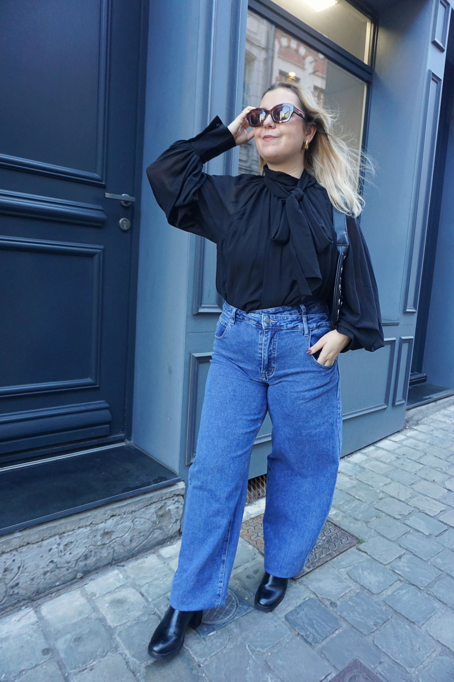 Blouse noire col lavallière