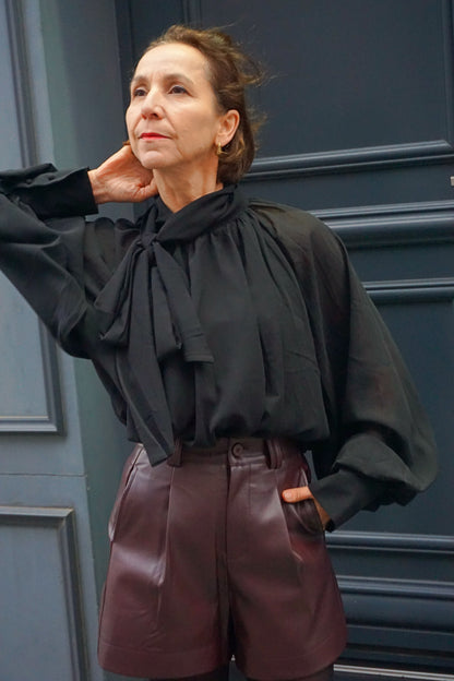 Blouse noire col lavallière