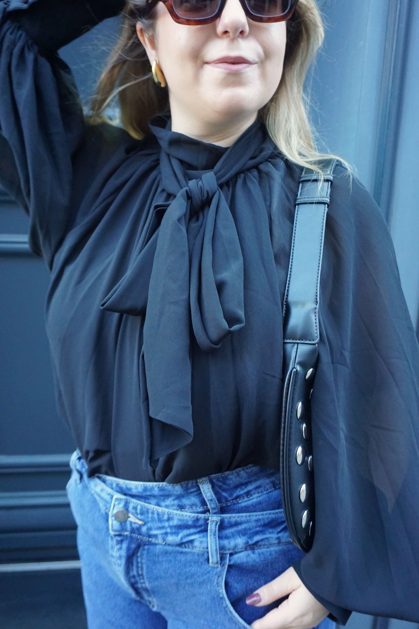 Blouse noire col lavallière