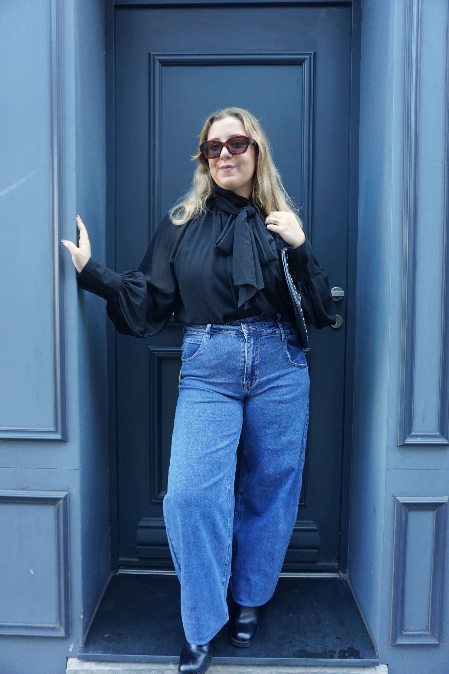 Blouse noire col lavallière