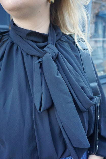 Blouse noire col lavallière