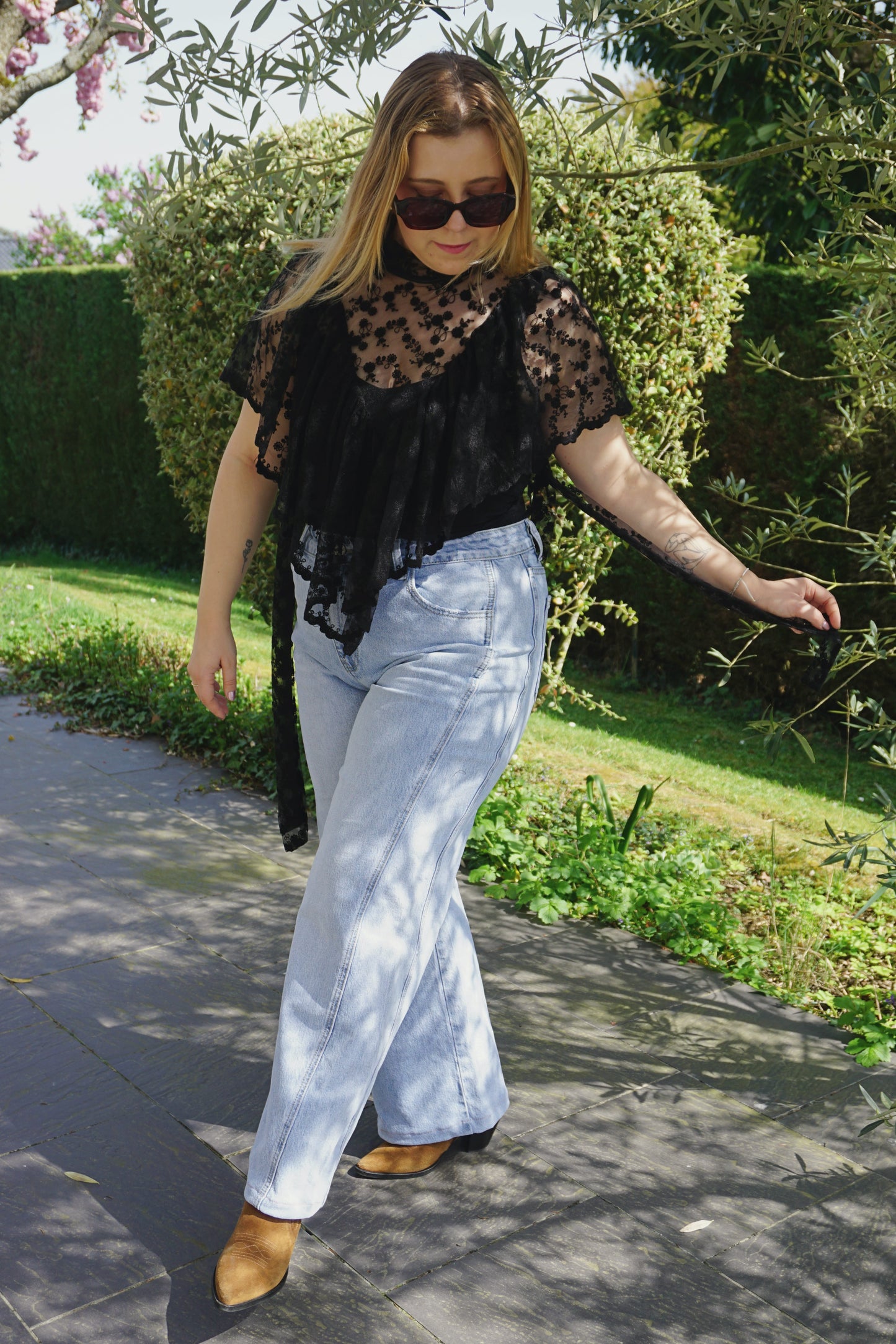 Blouse noire dentelle et transparence