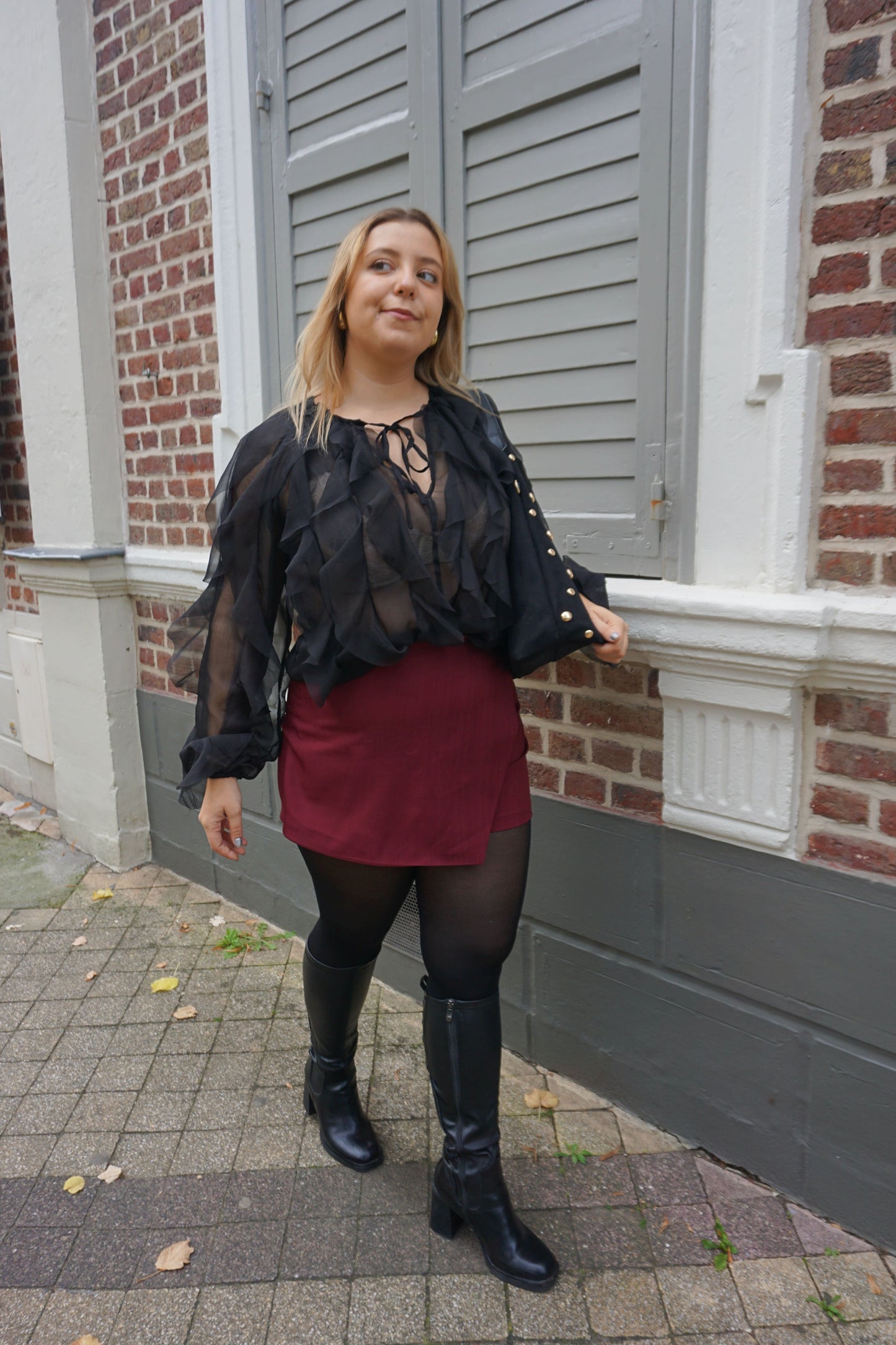 Blouse semi transparente noire volants
