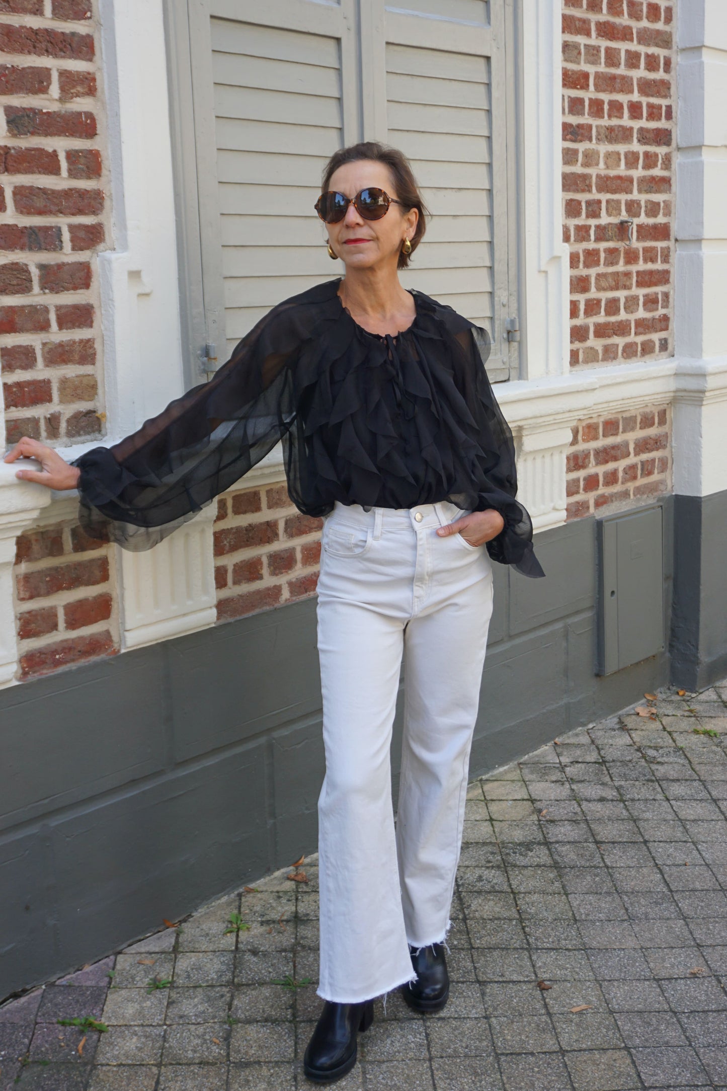 Blouse semi transparente noire volants