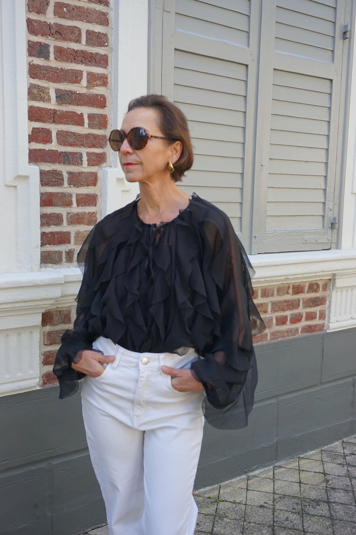 Blouse semi transparente noire volants