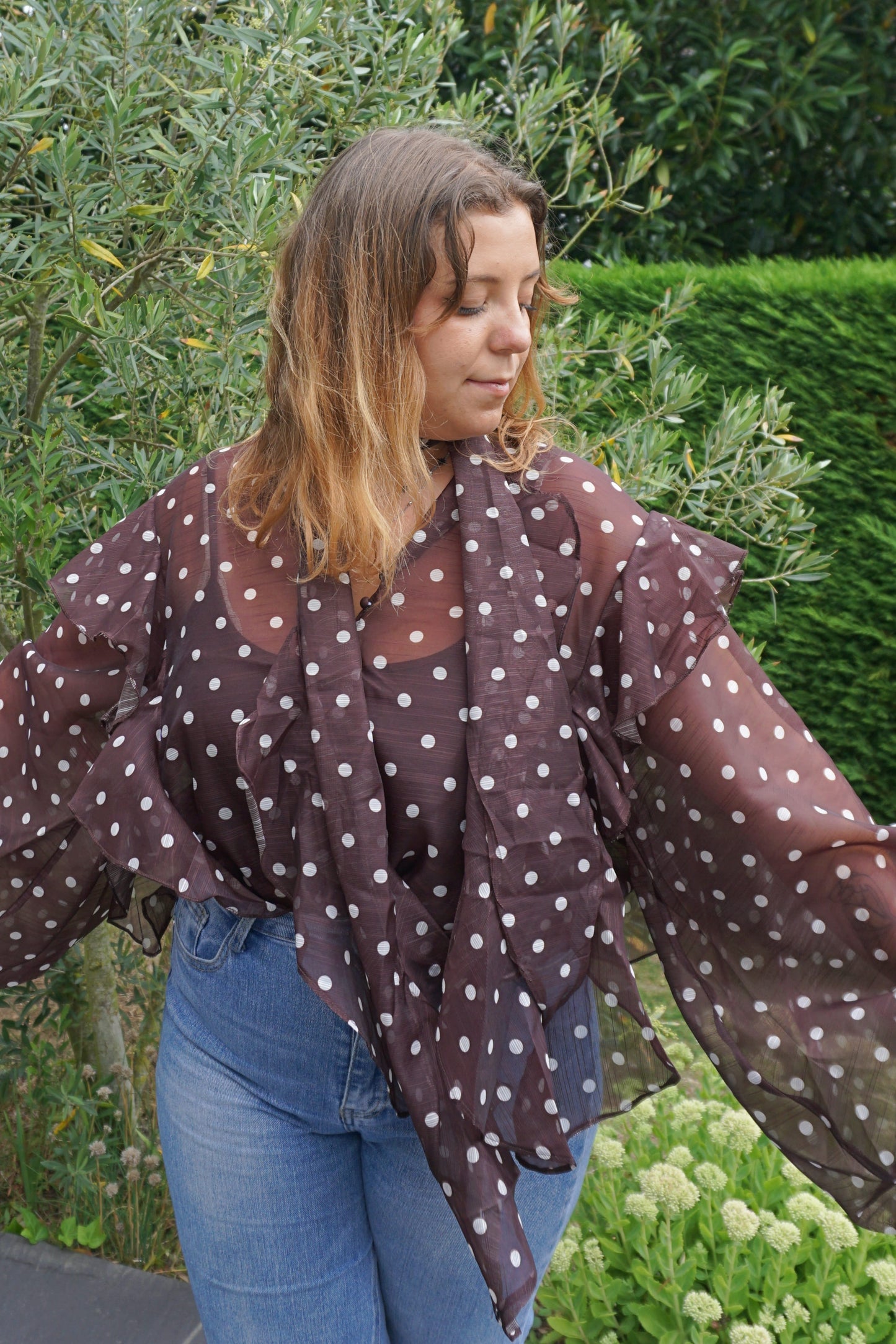 Blouse transparente à pois marron