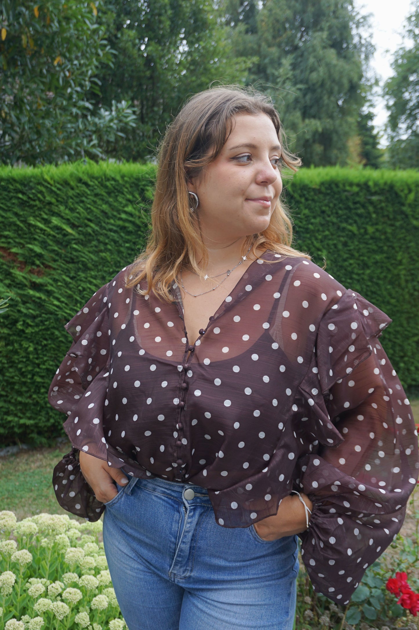 Blouse transparente à pois marron