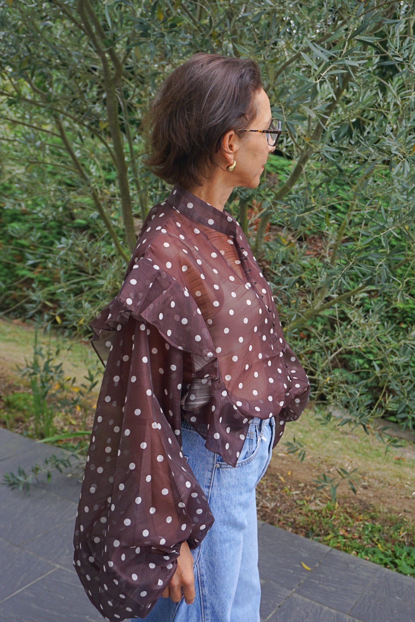 Blouse transparente à pois marron