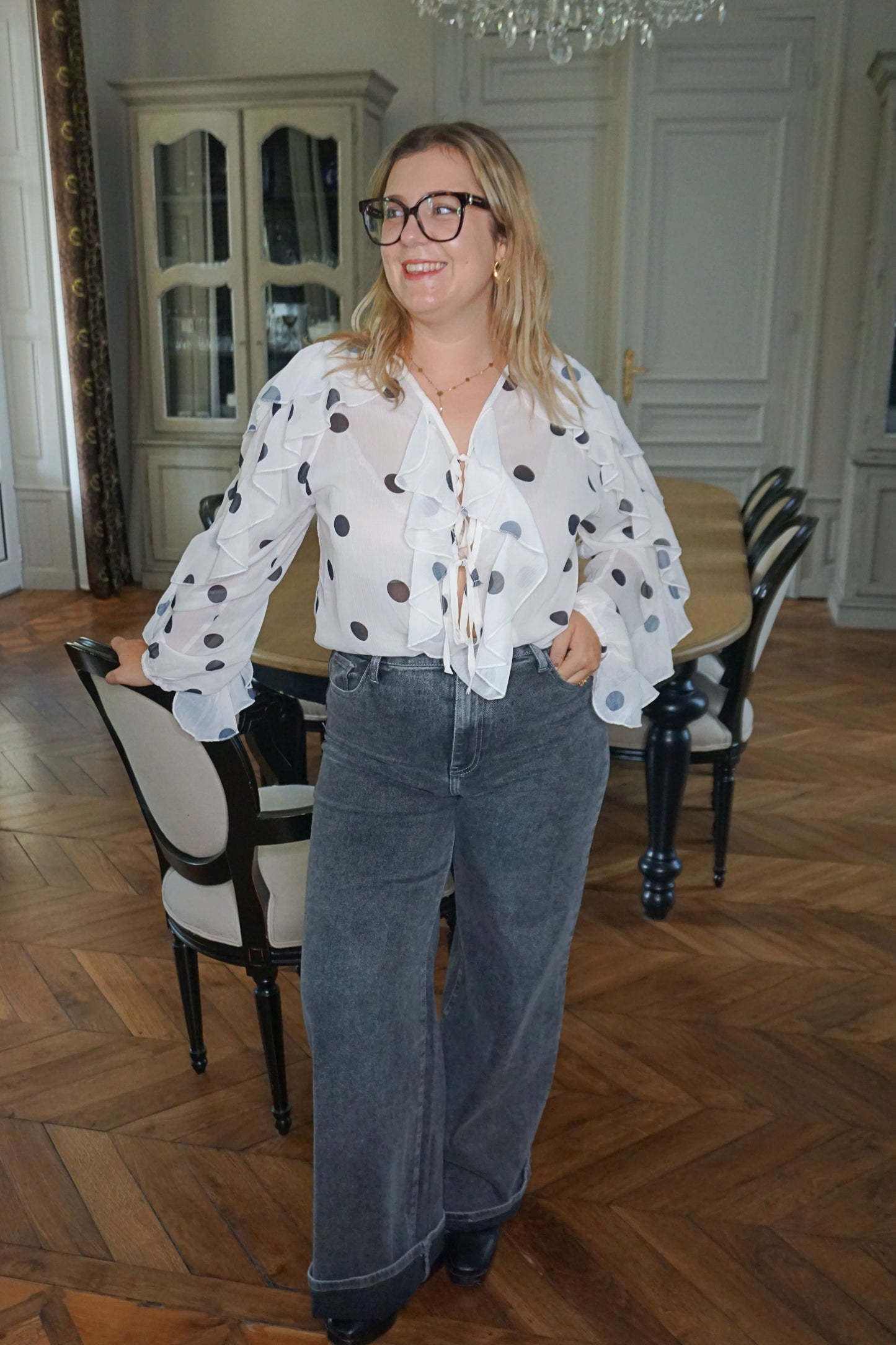 Blouse transparente blanche à pois
