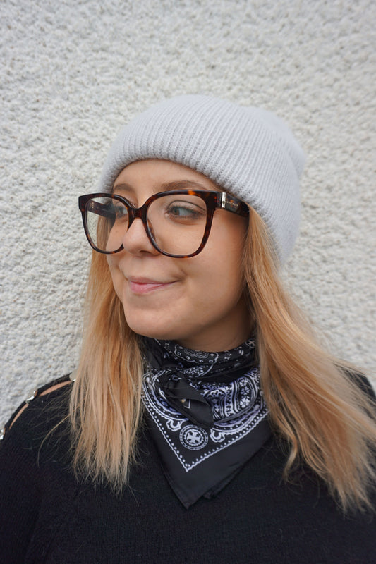 Bonnet gris clair avec angora