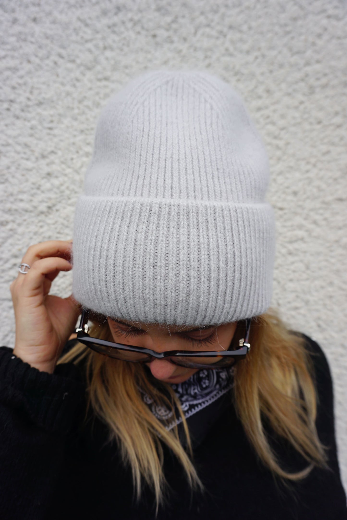 Bonnet gris clair avec angora
