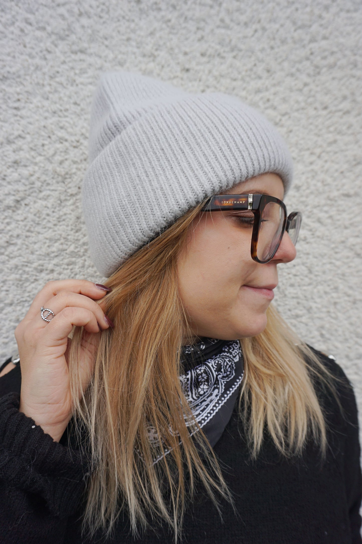 Bonnet gris clair avec angora