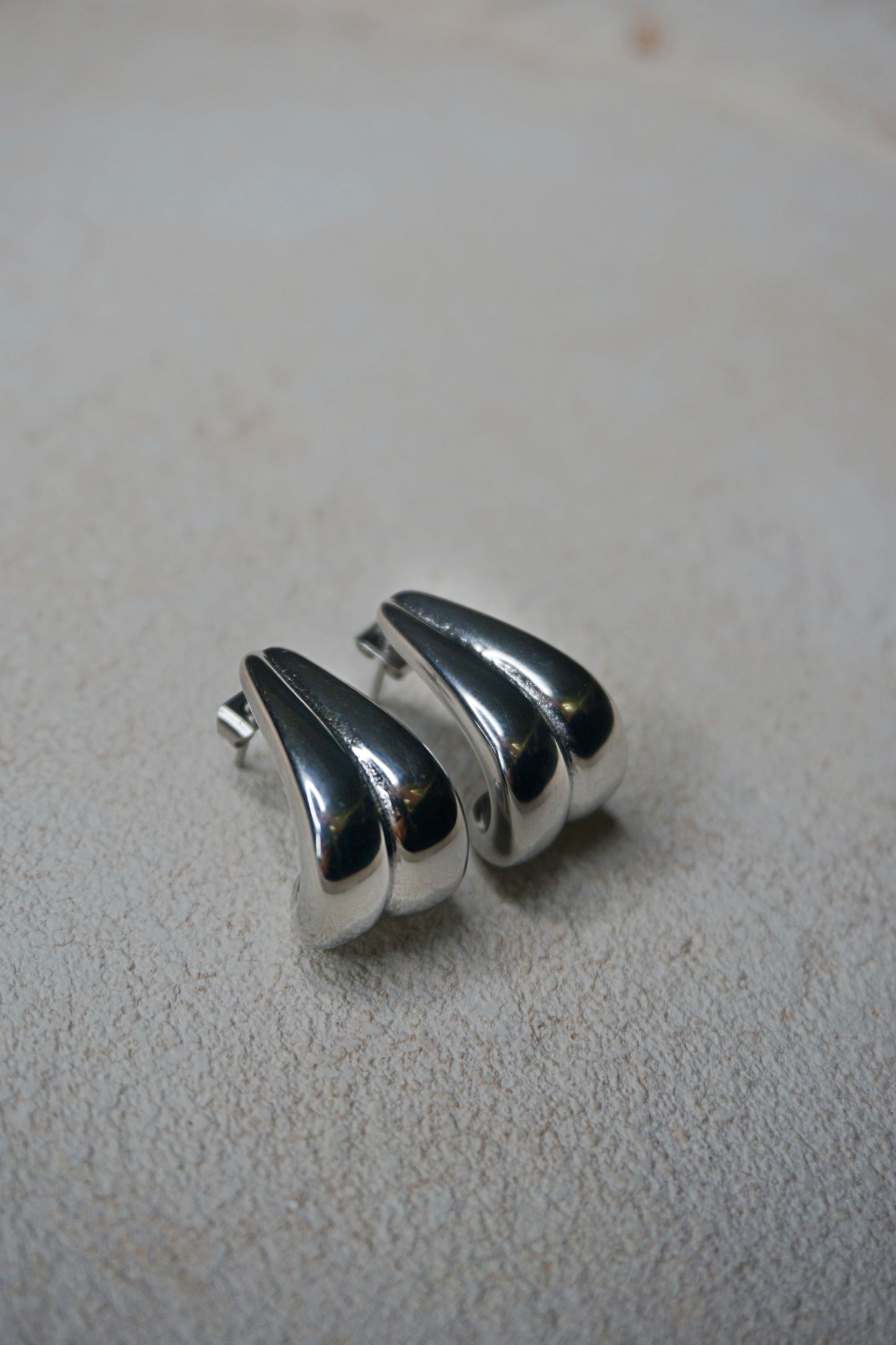 Boucles d'oreilles argentées goutte texturées