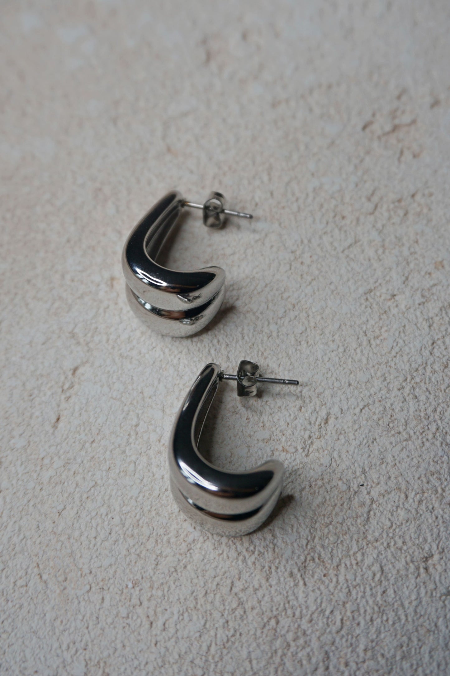 Boucles d'oreilles argentées goutte texturées