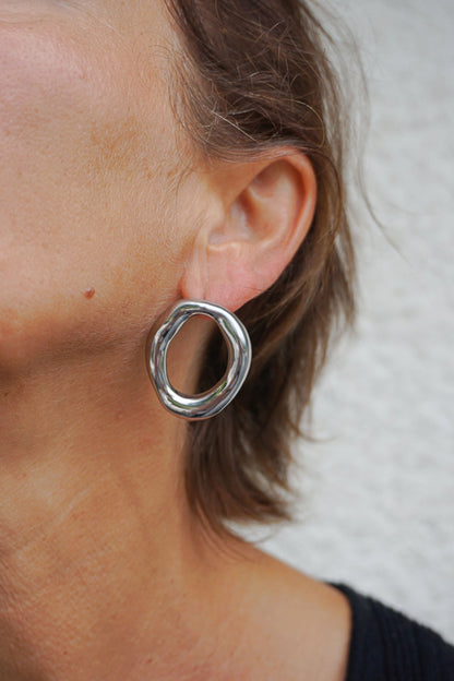 Boucles d’oreilles argentées rond organique