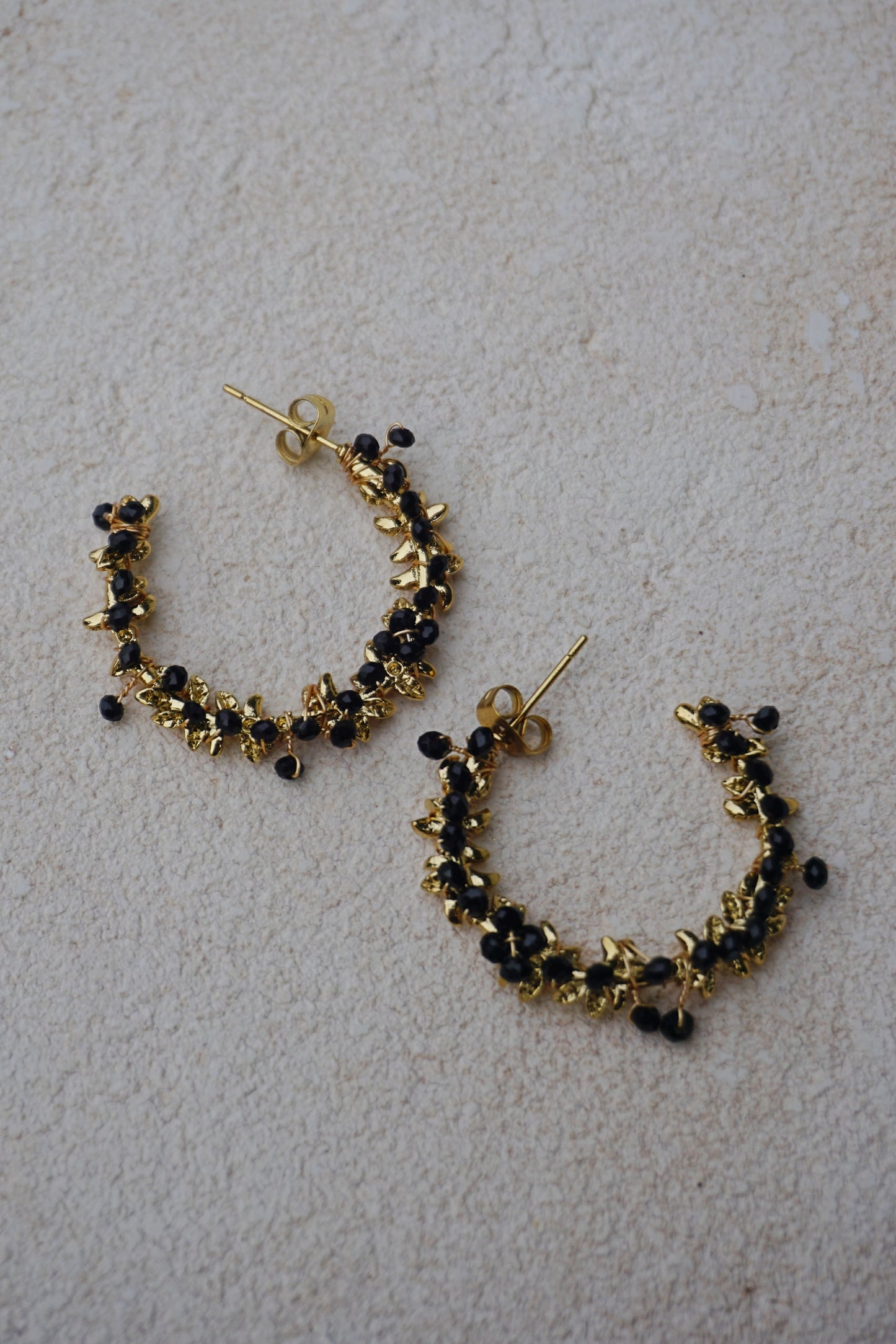 Boucles dorées créoles pierres noires