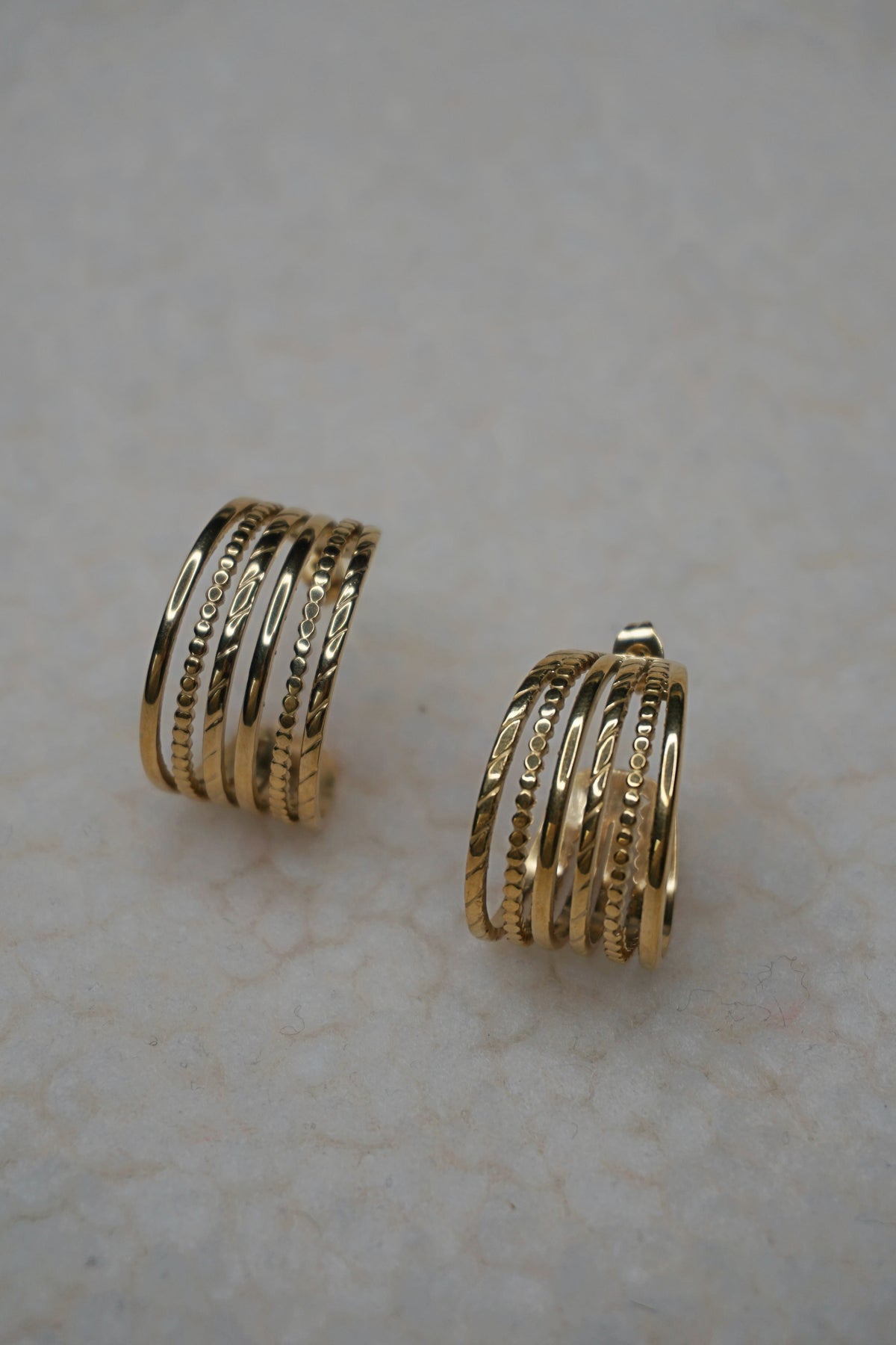 Boucles d'oreilles dorées créoles six anneaux