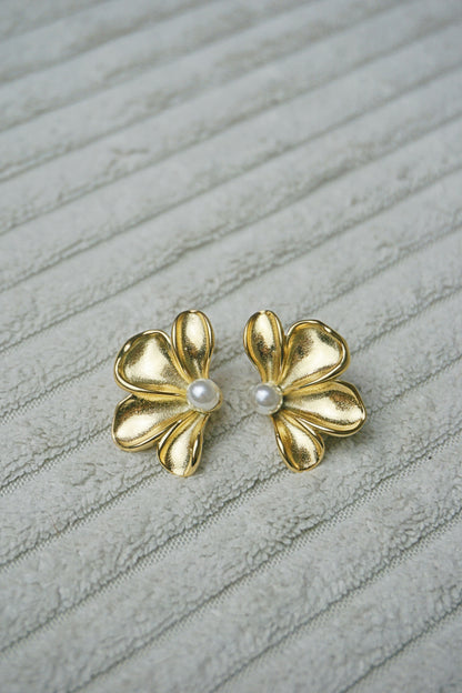 Boucles d'oreilles dorées demi fleur perle