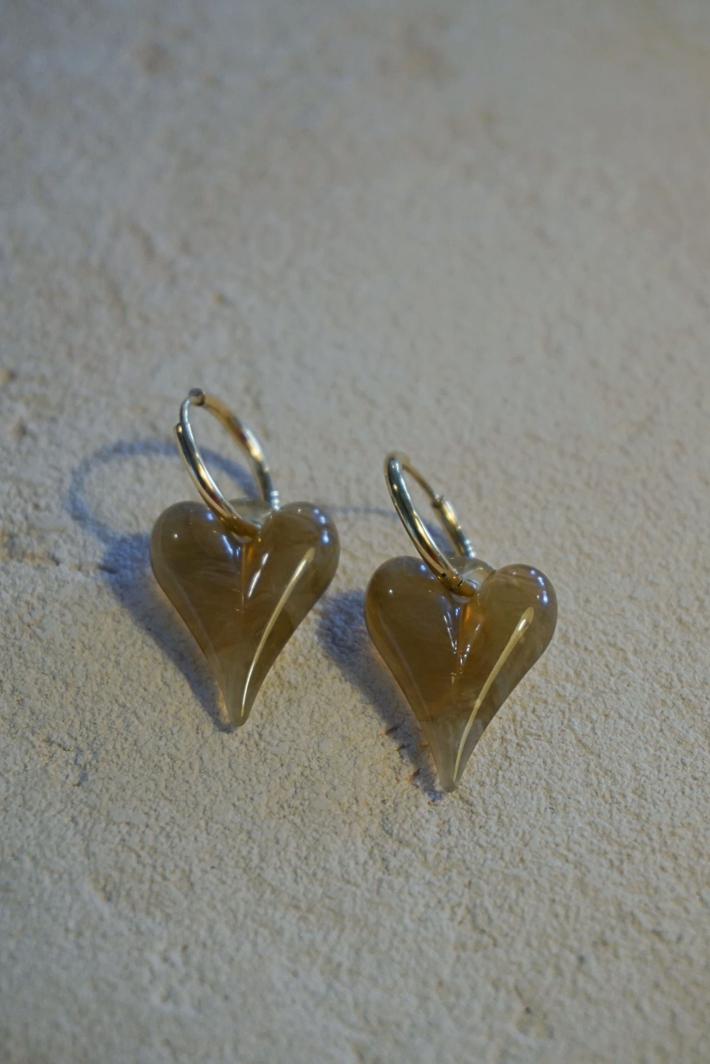 Boucles d'oreilles dorées et cœurs résine taupe