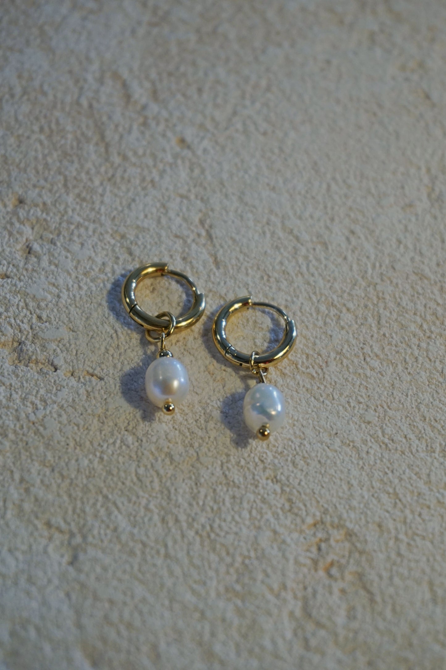 Boucles d'oreilles dorées et perles