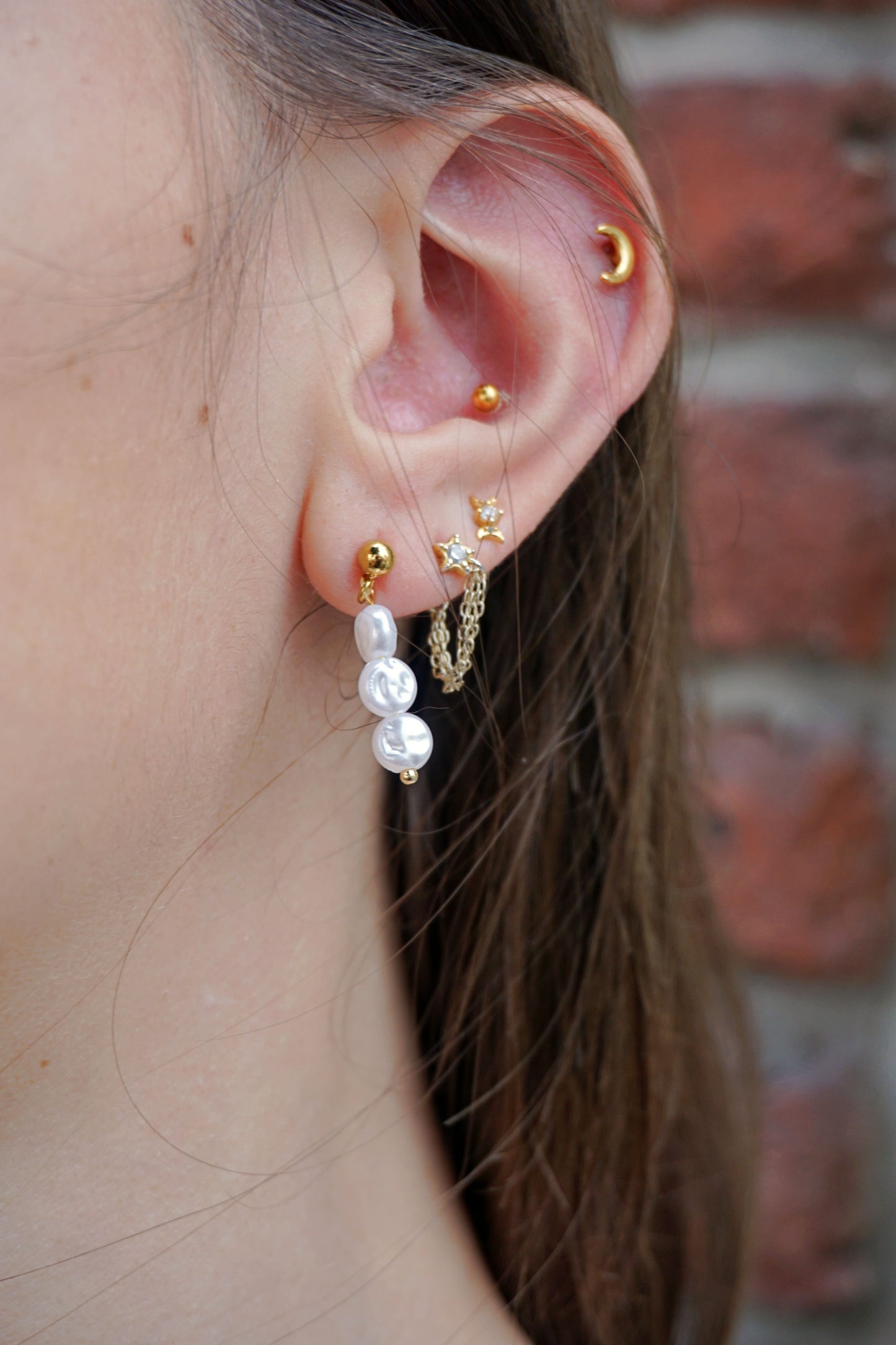 Boucles d'oreilles dorées et perles nacrées