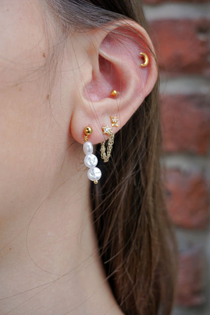 Boucles d'oreilles dorées et perles nacrées