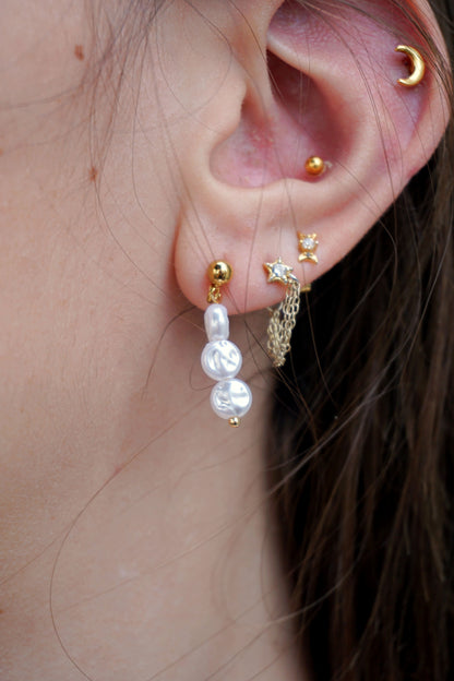 Boucles d'oreilles dorées et perles nacrées