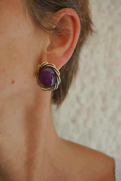 Boucles d'oreilles dorées et pierre violette