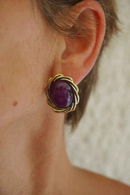 Boucles d'oreilles dorées et pierre violette