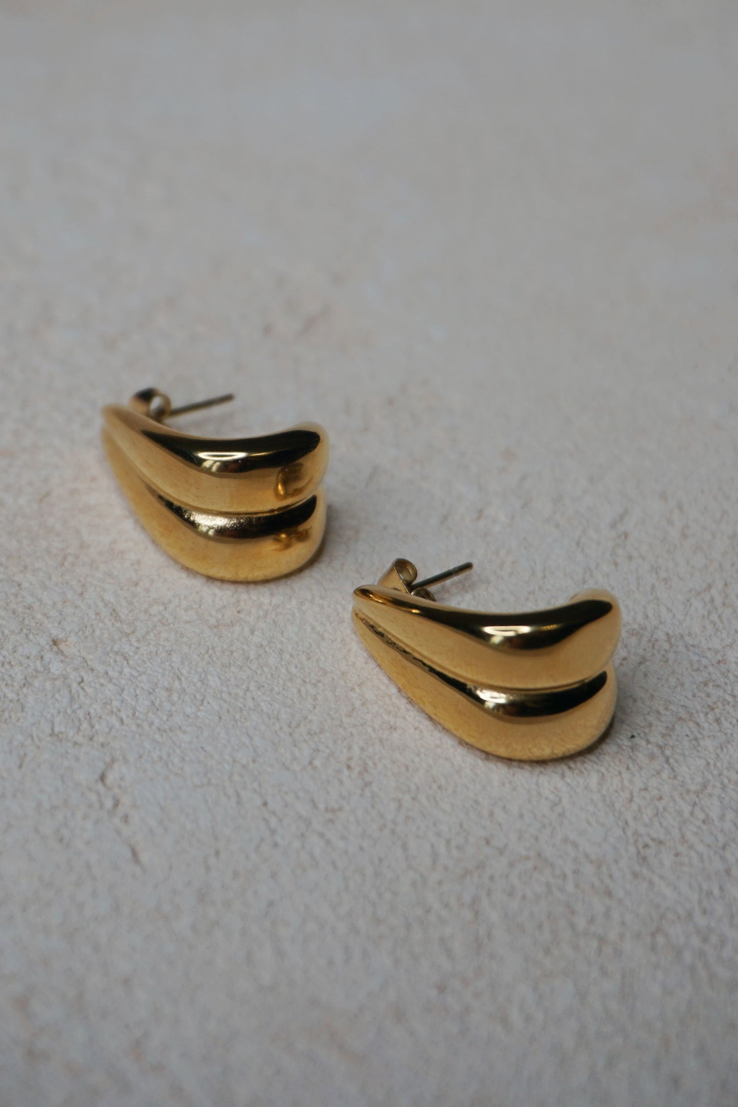 Boucles d'oreilles dorées goutte texturées