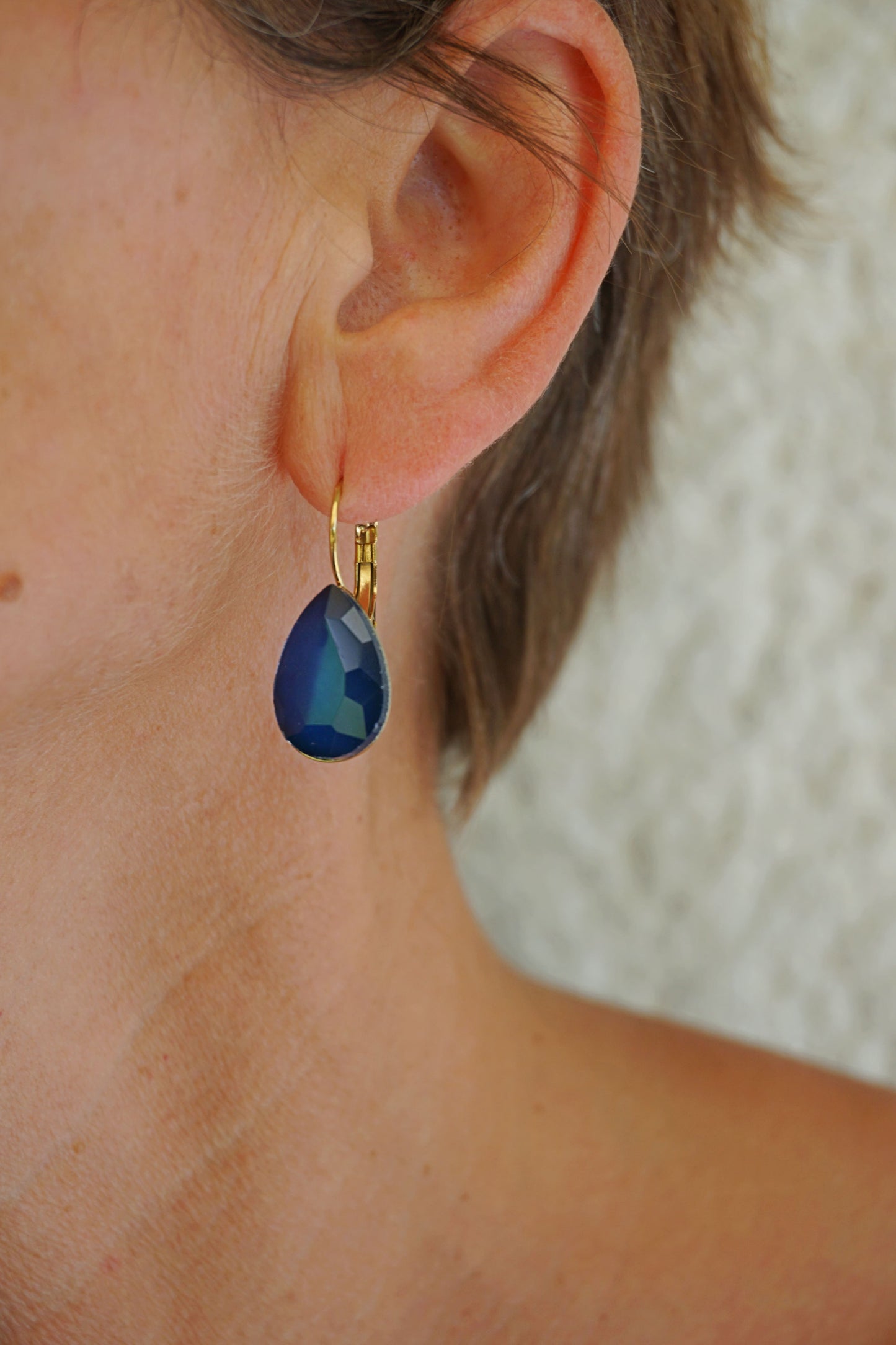 Boucles d'oreilles dorées pendantes bleues