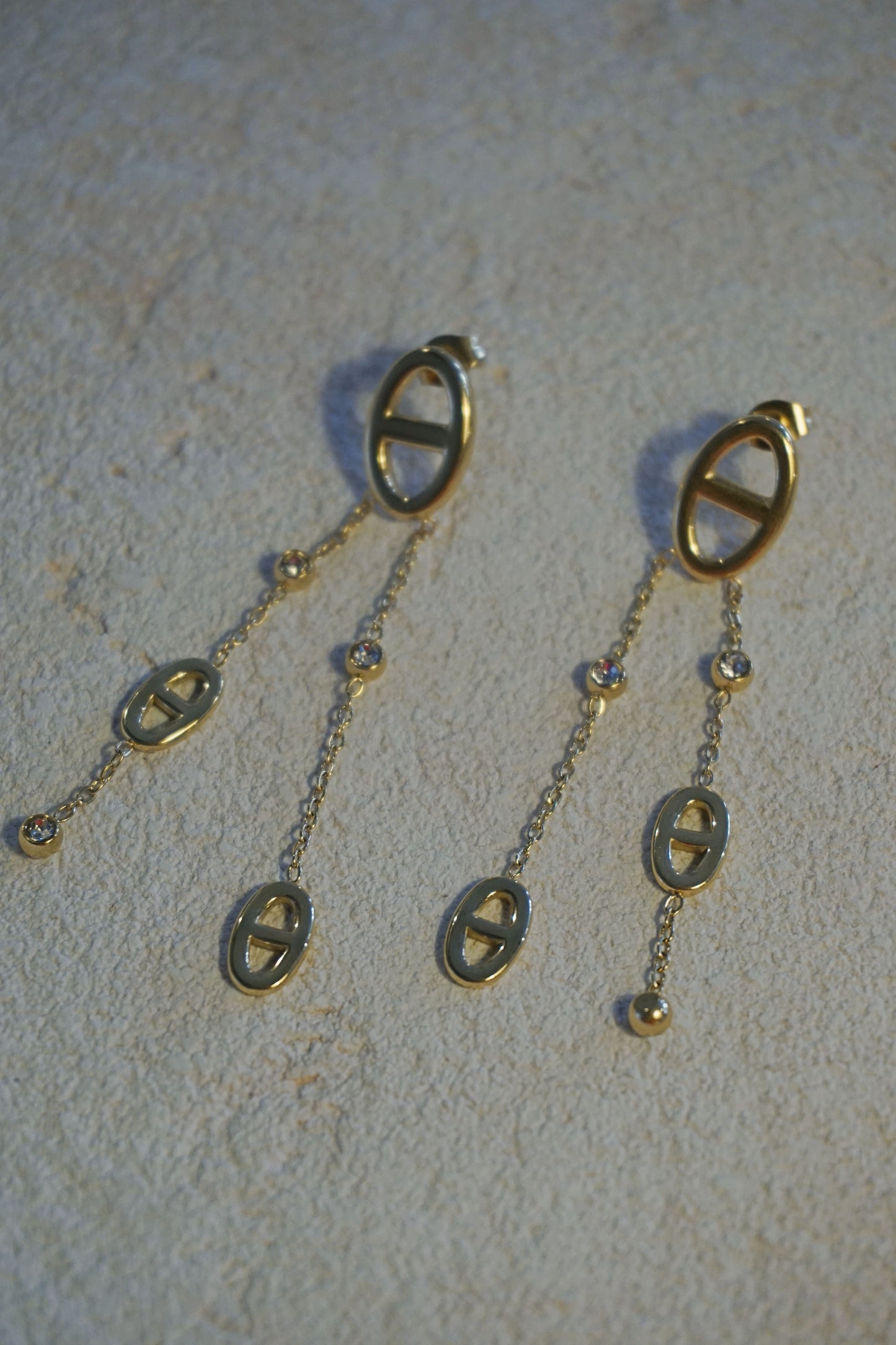 Boucles d'oreilles dorées pendantes doubles
