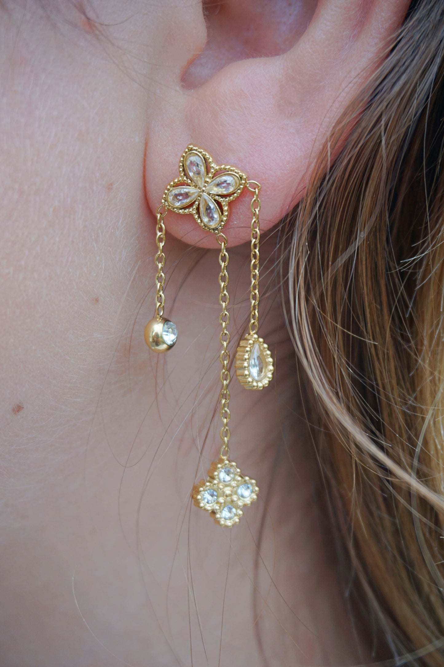 Boucles d’oreilles dorées pendantes fleurs et strass