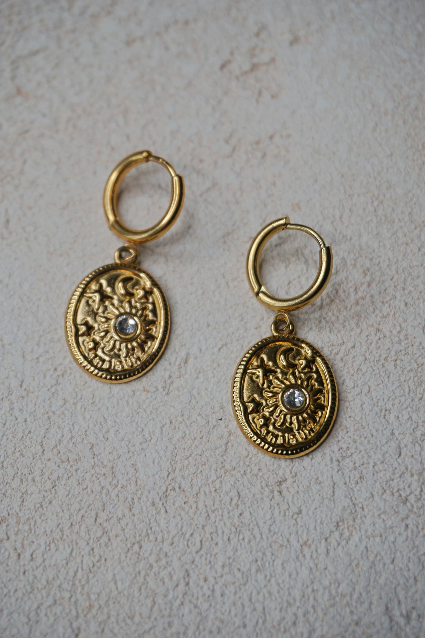 Boucles d'oreilles dorées pendantes médaille et strass
