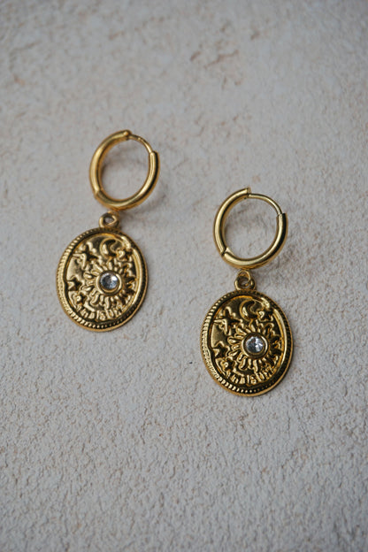 Boucles d'oreilles dorées pendantes médaille et strass