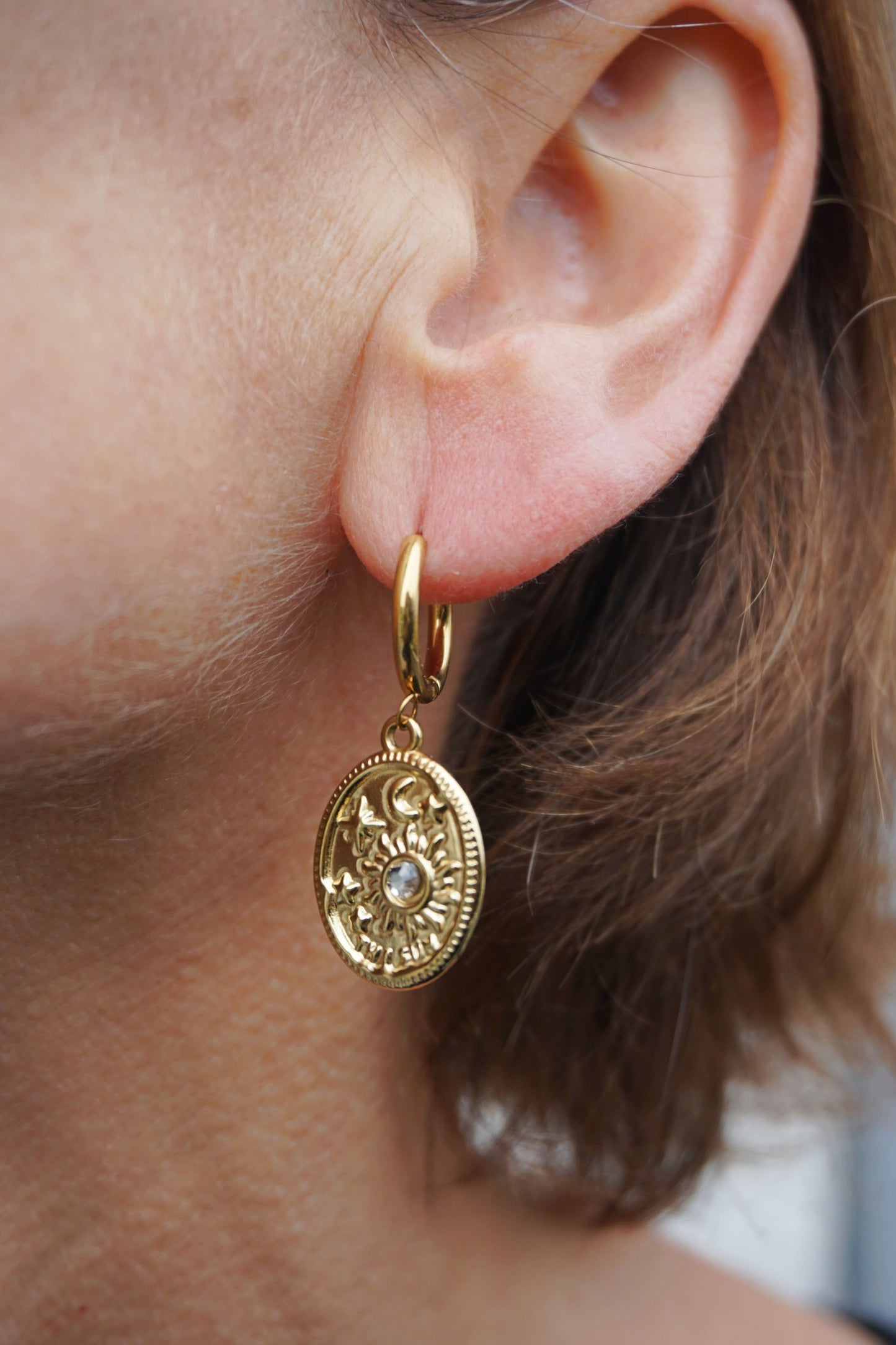 Boucles d'oreilles dorées pendantes médaille et strass