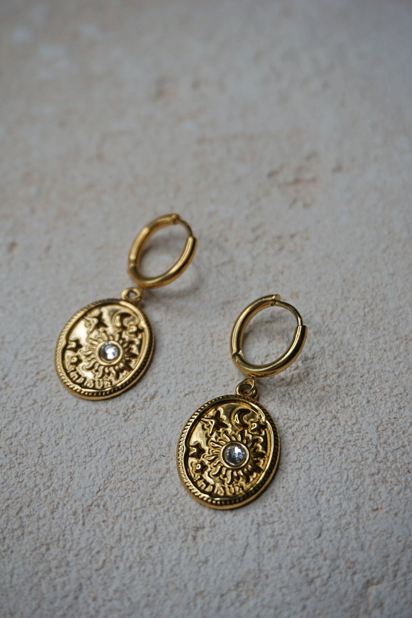 Boucles d'oreilles dorées pendantes médaille et strass