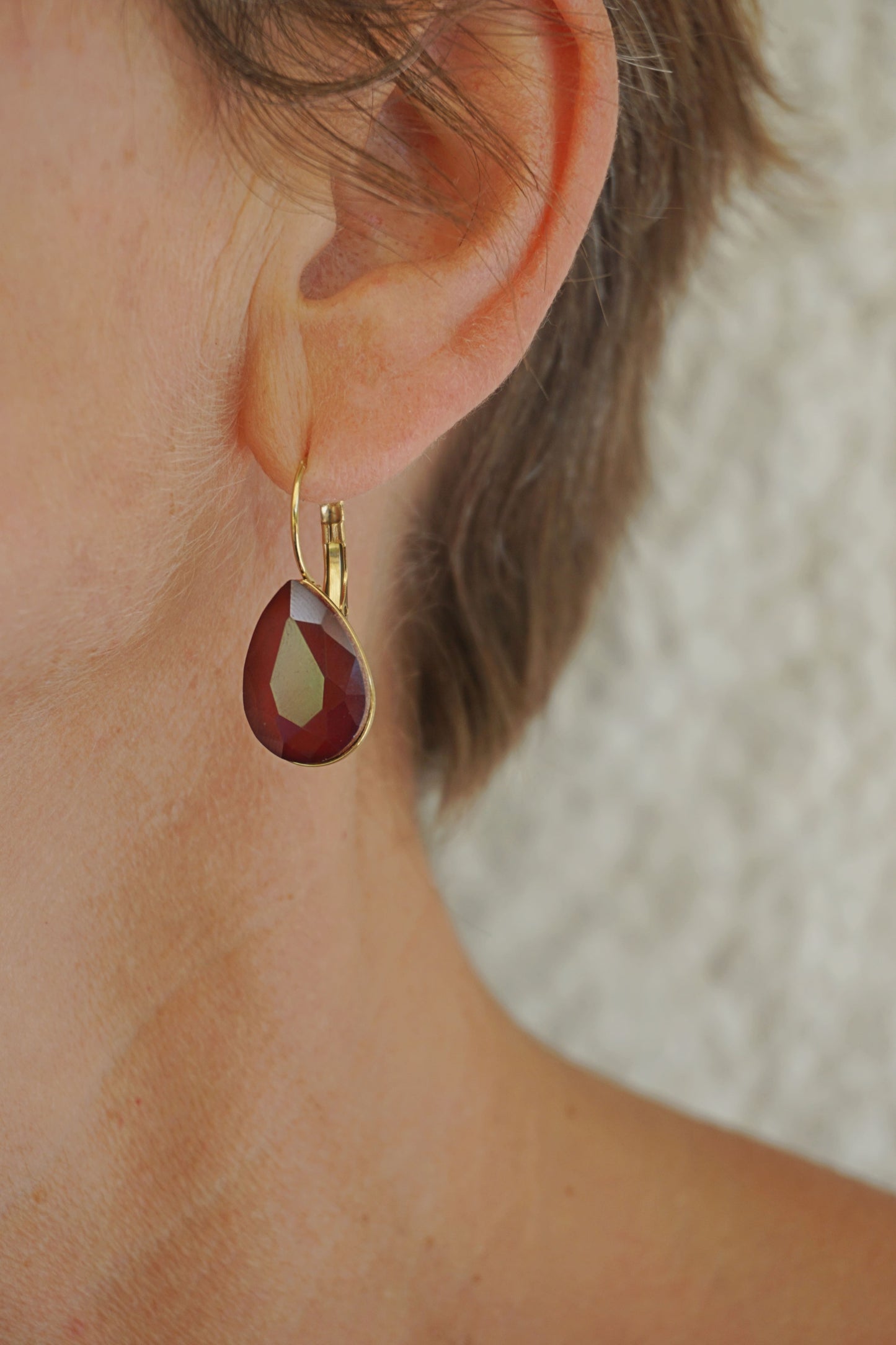 Boucles d'oreilles dorées pendantes prunes