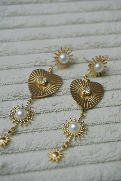 Boucles d'oreilles dorées pendantes cœurs, soleils et perles