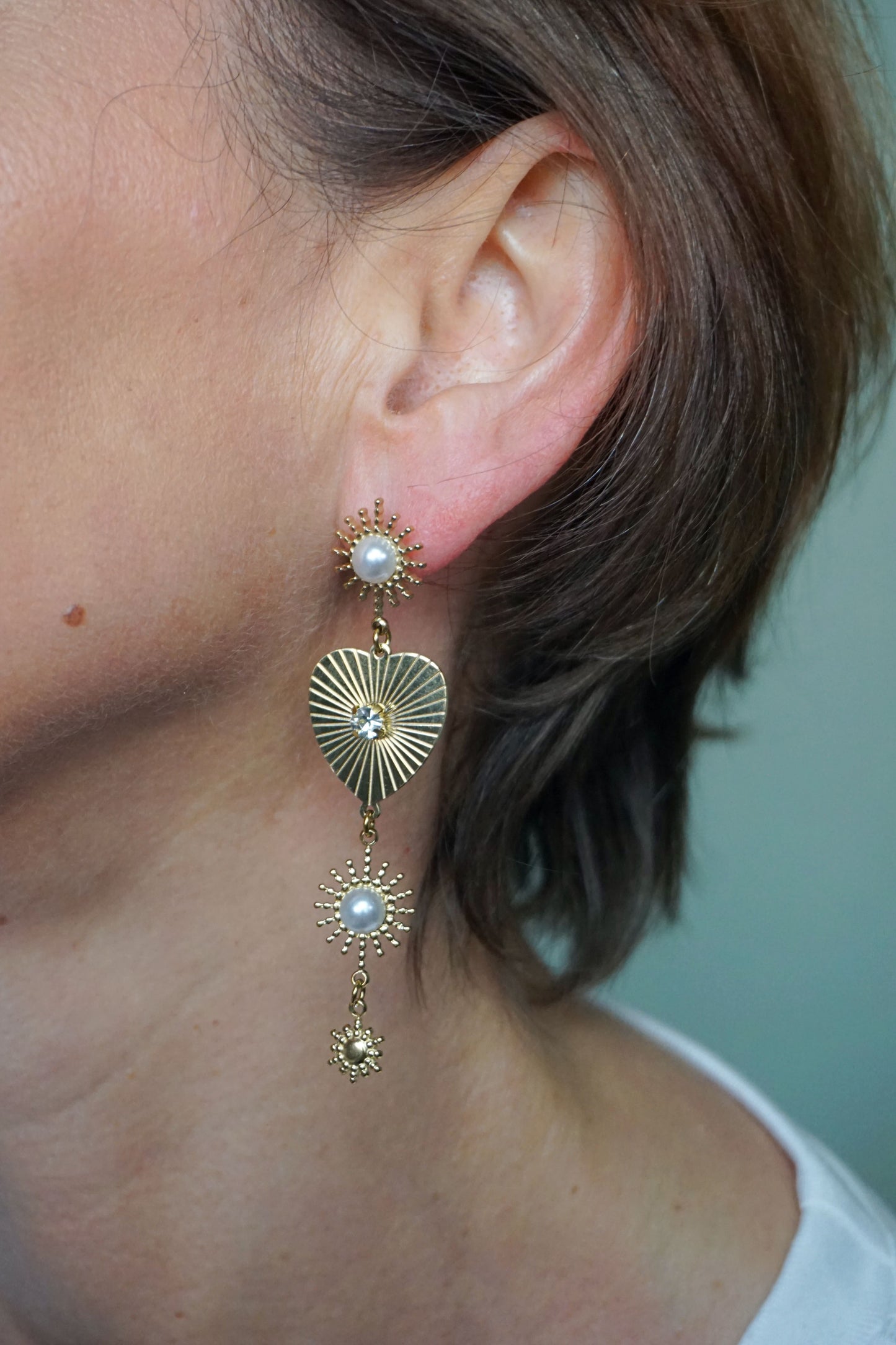 Boucles d'oreilles dorées pendantes cœurs, soleils et perles