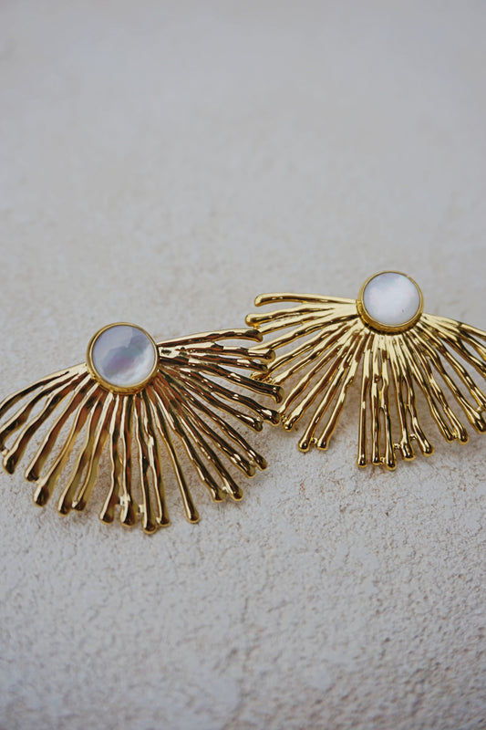 Boucles d’oreilles dorées perle blanche et soleil