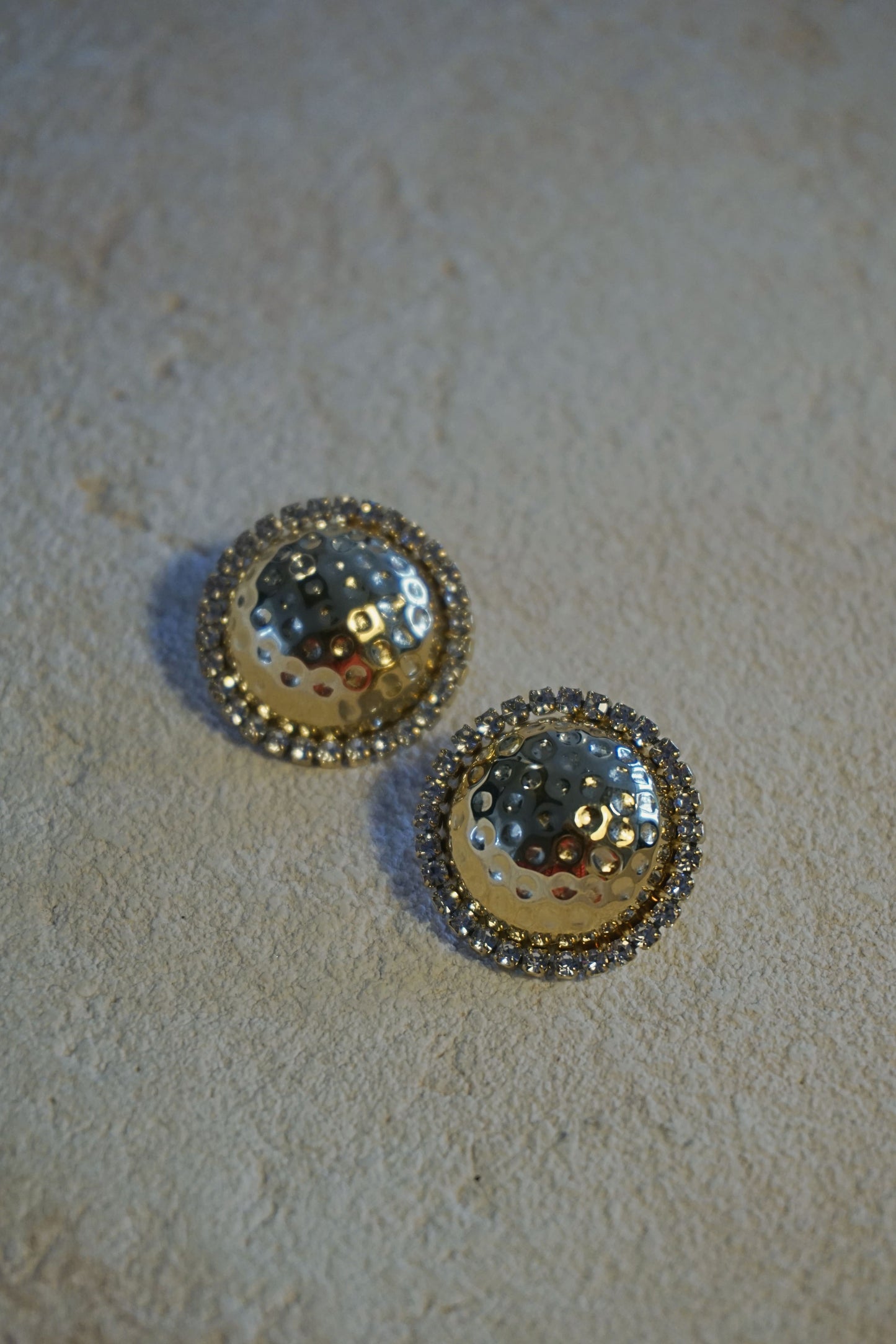 Boucles d'oreilles dorées rondes et strass