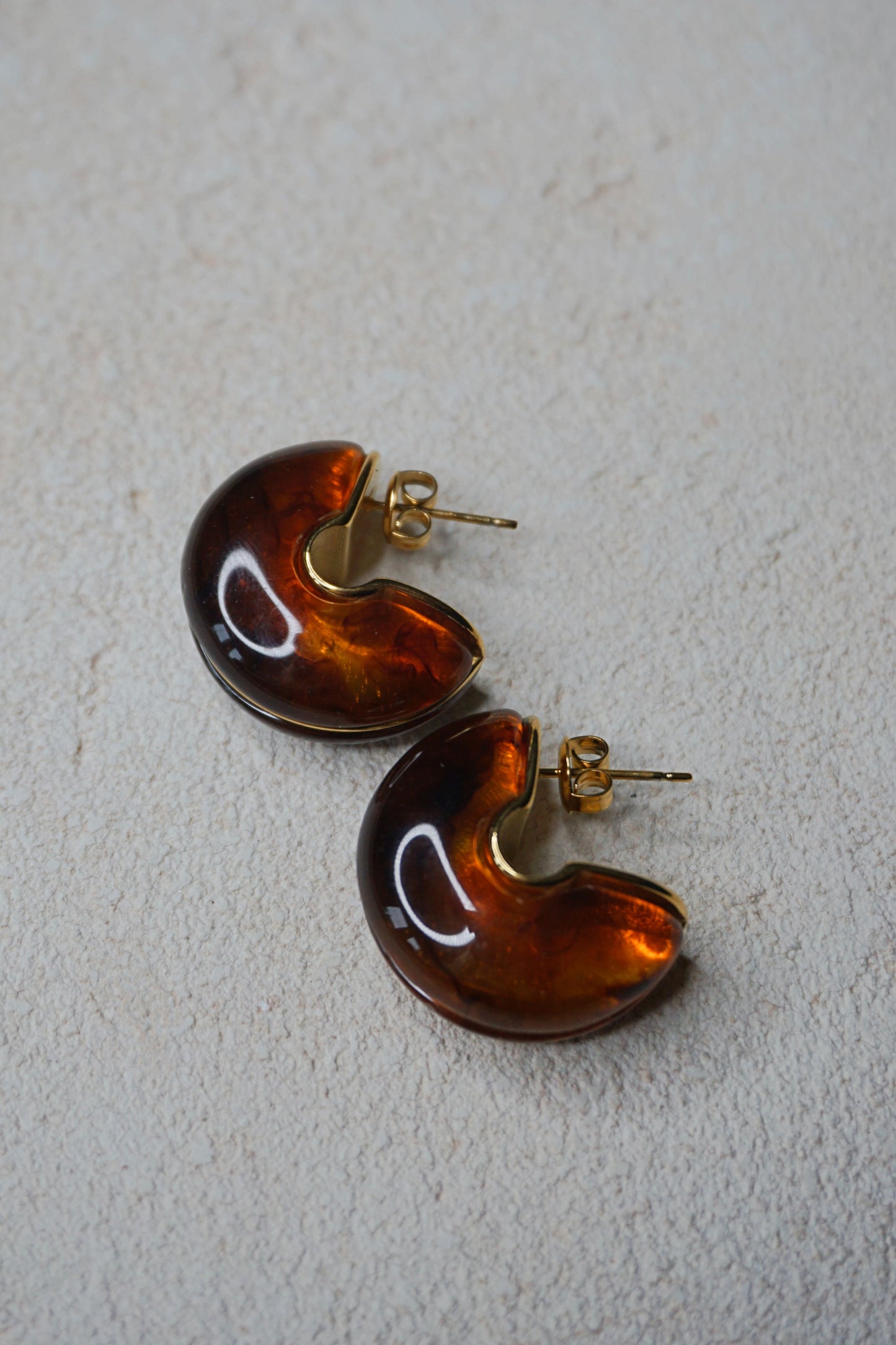 Boucles d'oreilles dorées et résine ambre