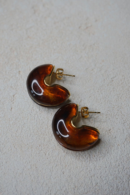 Boucles d'oreilles dorées et résine ambre