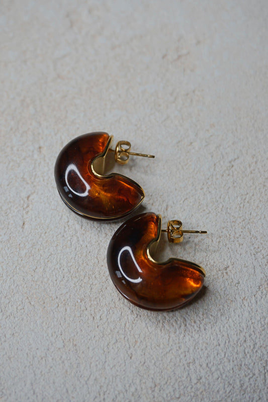 Boucles d'oreilles dorées et résine ambre