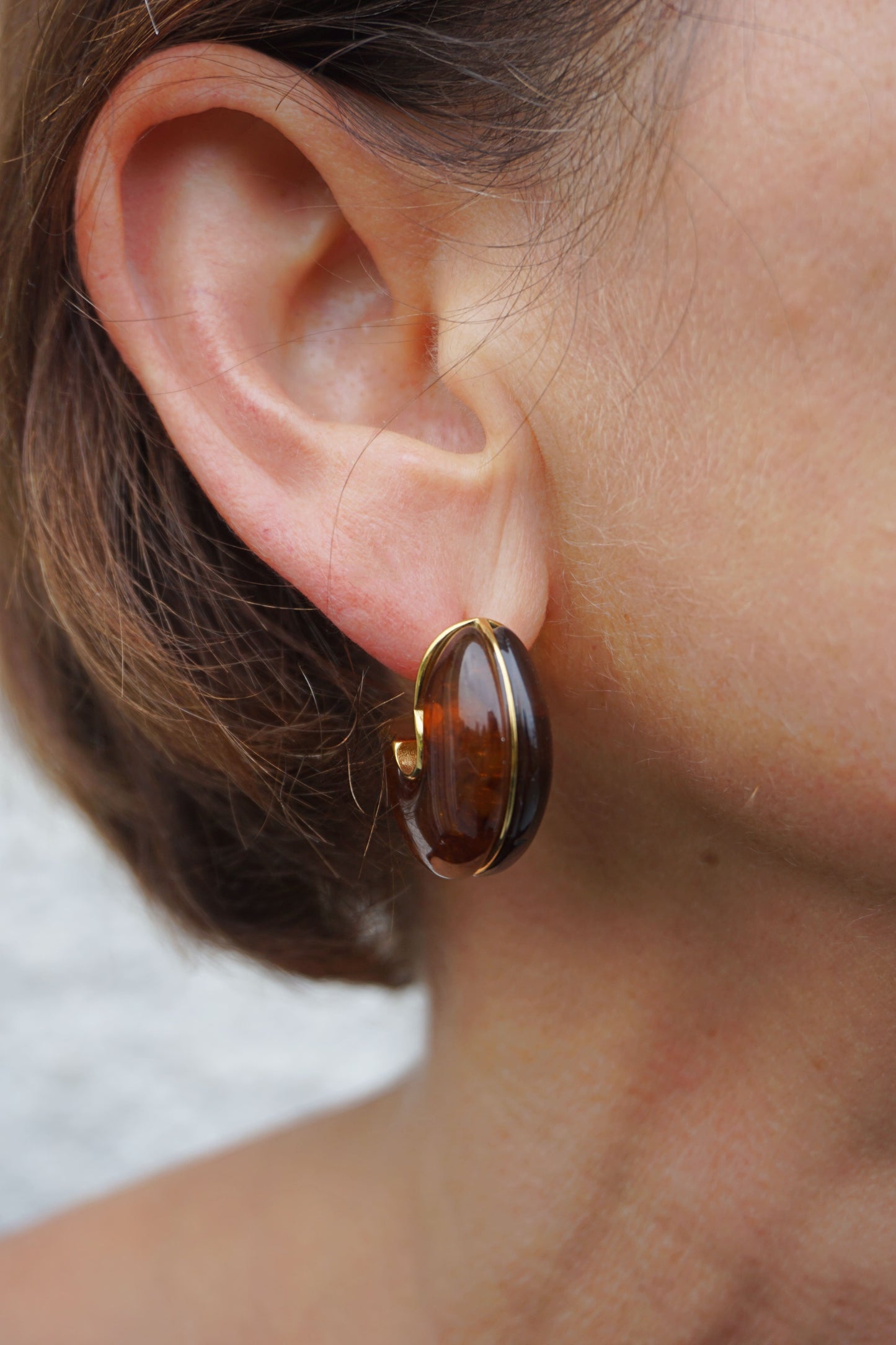 Boucles d'oreilles dorées et résine ambre