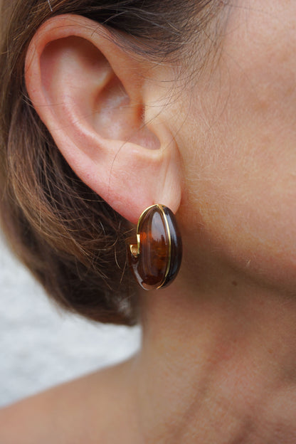 Boucles d'oreilles dorées et résine ambre