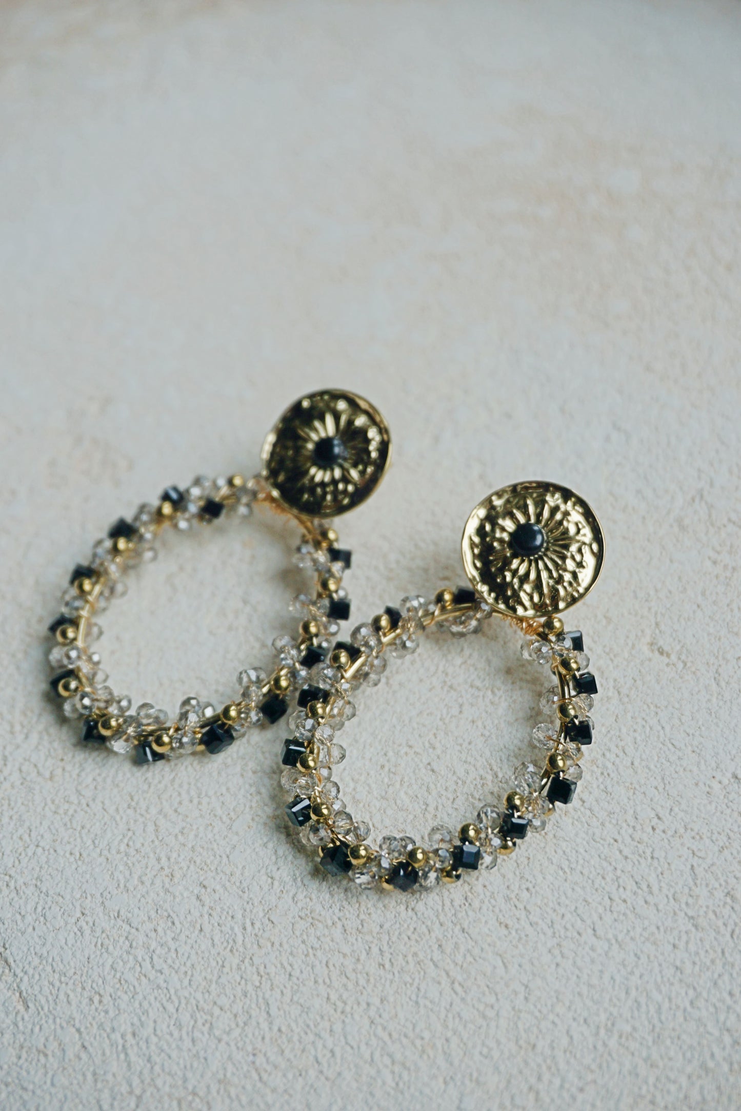 Boucles d'oreilles pendantes perles noires et dorées