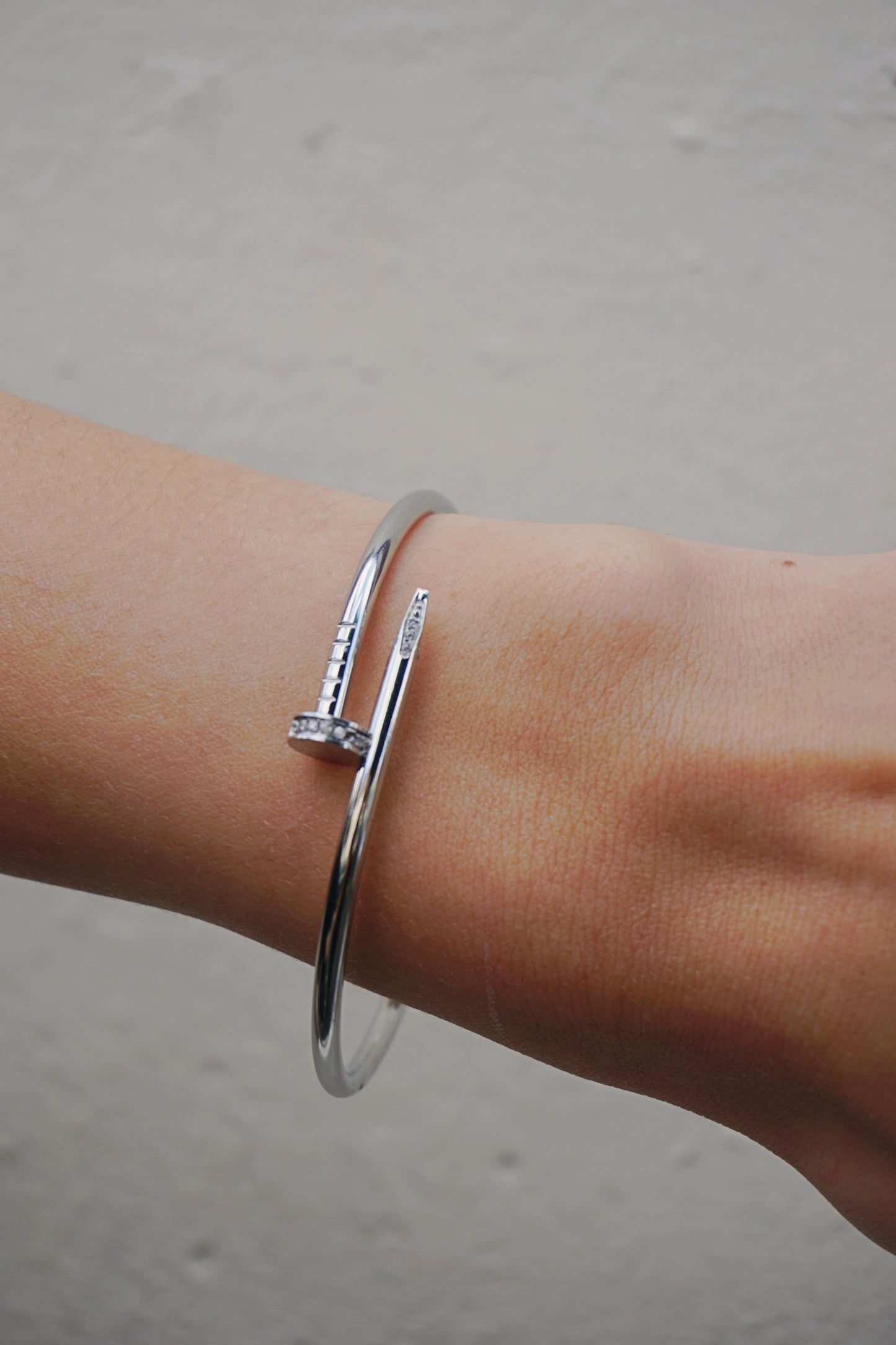 Bracelet argenté clou et strass