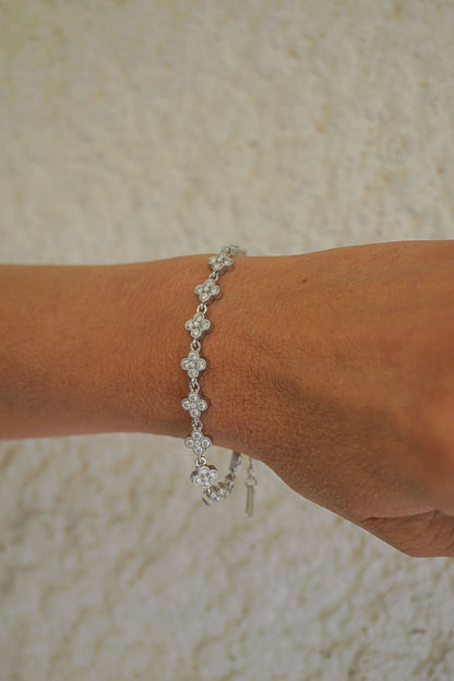 Bracelet argenté et trèfles strass